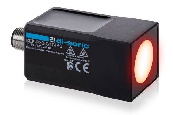 Schwarzer industrieller Fotoelektrischer Sensor mit Gewinde-Metallverbinder und leuchtendem rotem Objektiv, gekennzeichnet als di-Soric BEK-P3O-G1T-IBS.
