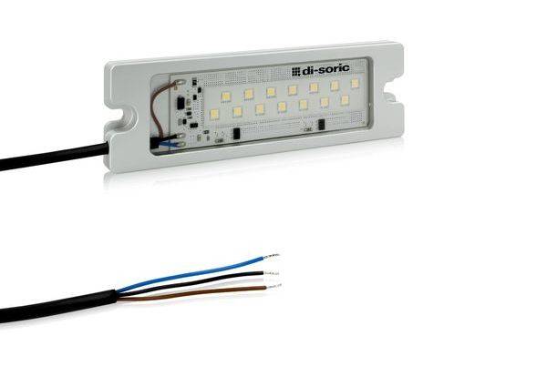 LED-Modul mit angeschlossenem Stromkabel und drei freigelegten Drahtleitern, dargestellt auf weißem Hintergrund.