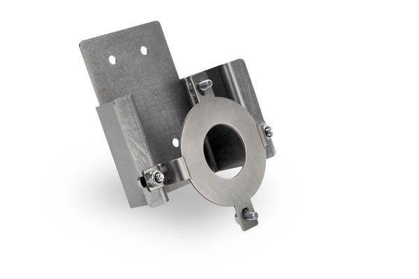 Metallhalterung mit kreisförmigem Montagering und verschraubten Befestigungselementen, isoliert auf weißem Hintergrund.