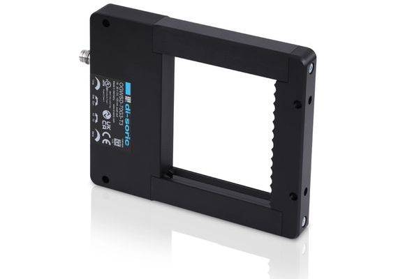 Schwarzer rechteckiger industrieller Sensor oder Lichtschranke mit großer zentraler Öffnung und Befestigungslöchern, dargestellt auf weißem Hintergrund.