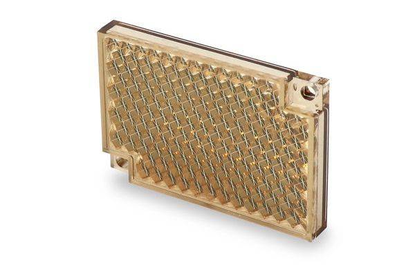 Nahaufnahme eines rechteckigen goldfarben Metallgitterfilters oder Gitters mit Befestigungswinkeln, dargestellt auf weißem Hintergrund.