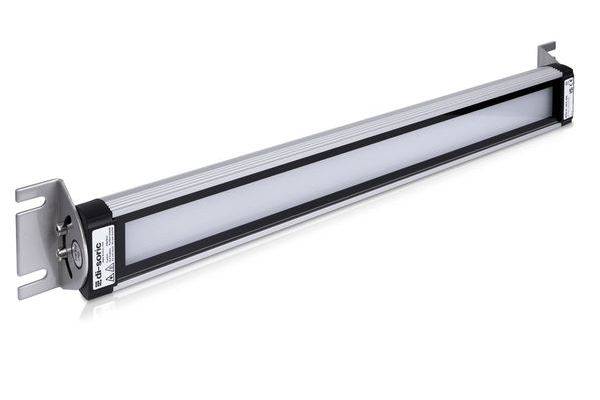 LED-Linearleuchtleuchte mit Montageklammern, auf weißem Hintergrund dargestellt