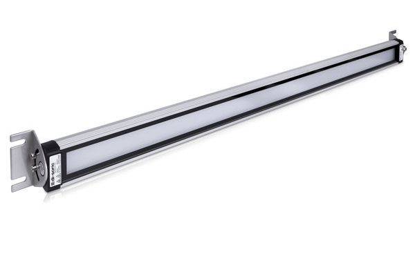 Lange lineare LED-Leuchte mit Metallmontageklammern, gezeigt auf weißem Hintergrund.