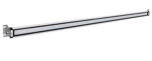 Lange silberne ausziehbare Schubladenschiene oder lineares Schienensystem aus Metall auf weißem Hintergrund.