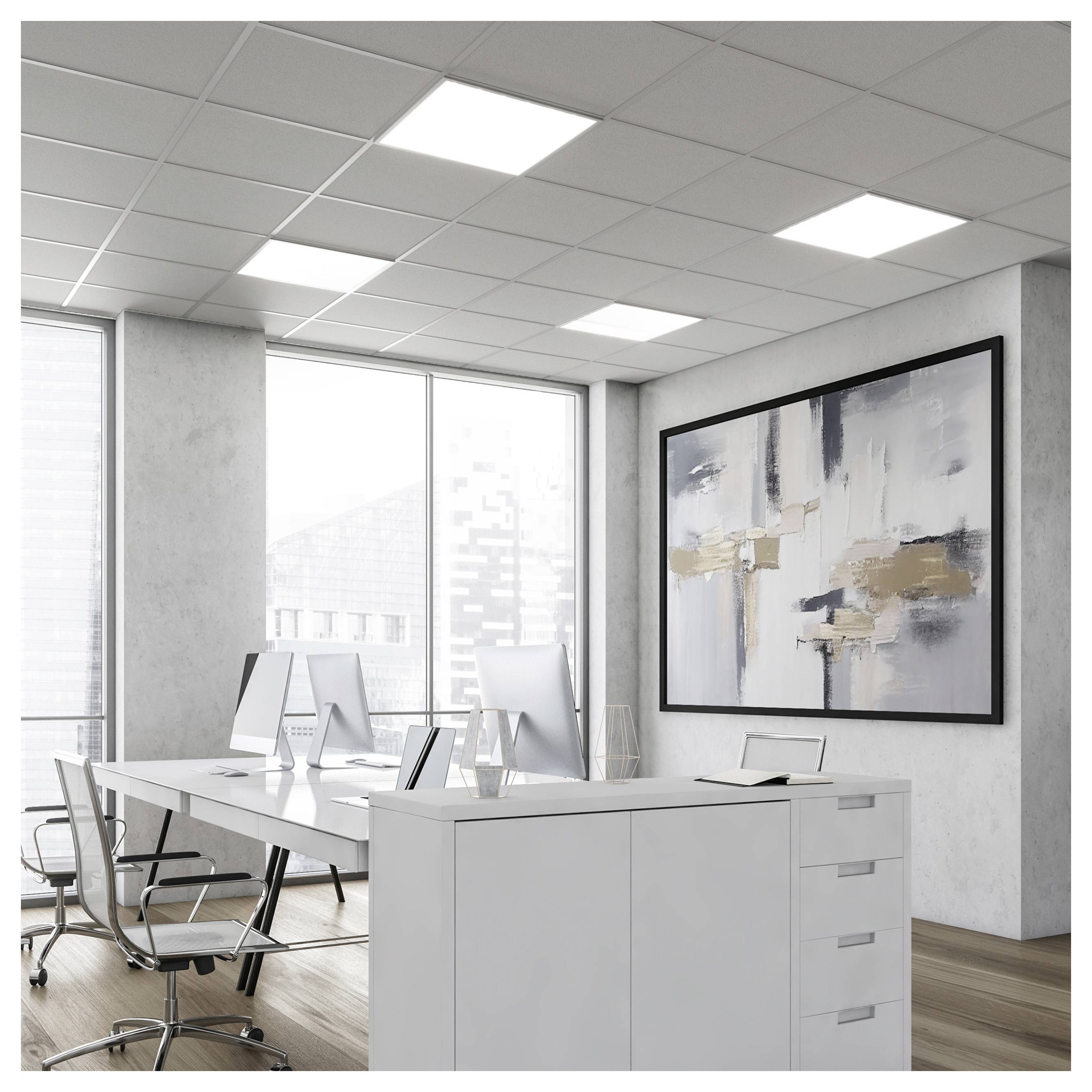 Modernes leeres Büro mit Schreibtischen, Computermonitoren, Stühlen und einem großen abstrakten Wandgemälde in der Nähe von hellen Fenstern.