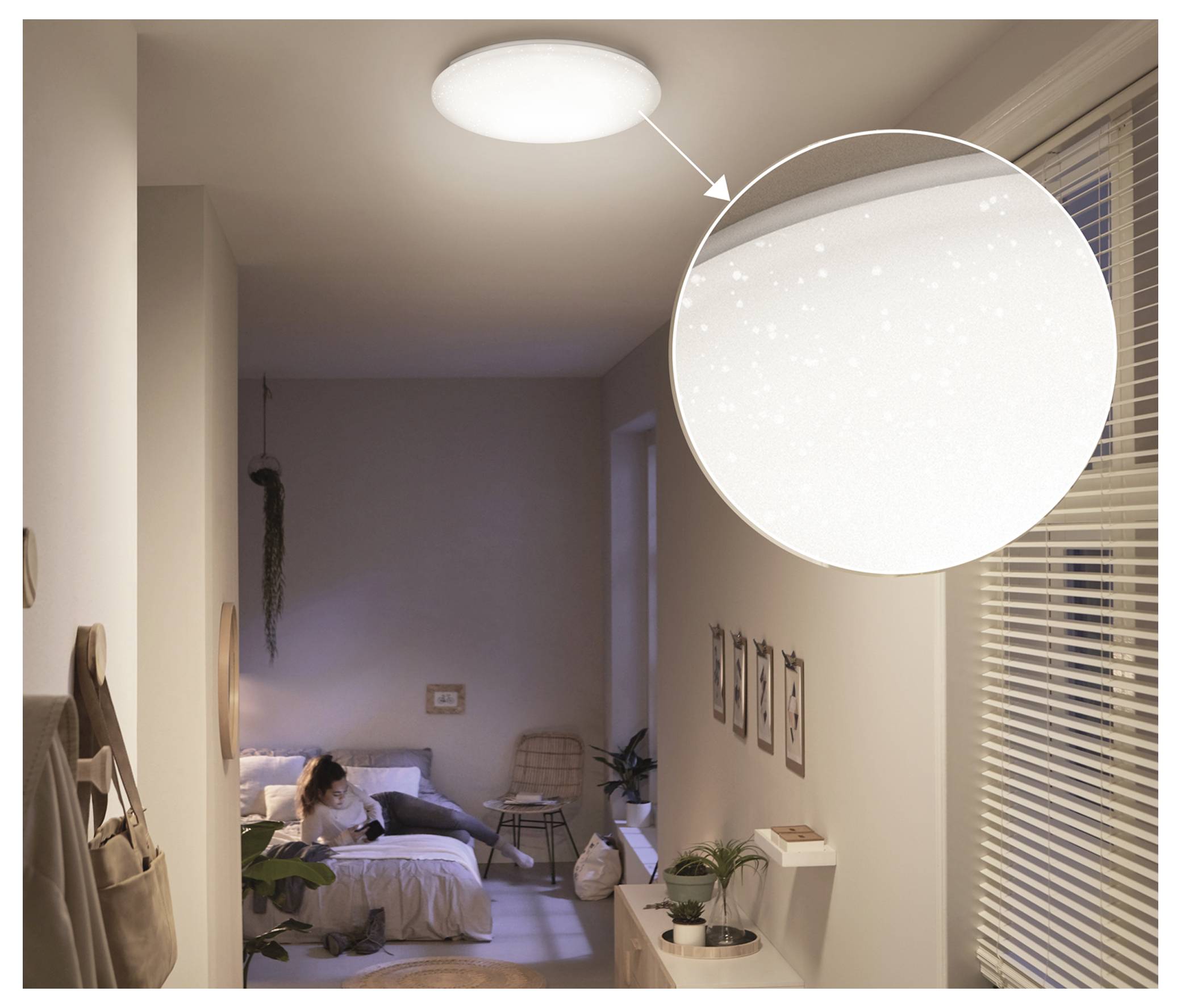 Schlafzimmer in der Abenddämmerung mit einer leuchtenden Deckenleuchte, die in einer vergrößerten Detailansicht dargestellt ist und weiche glühende Partikel in der Leuchte hervorhebt.
