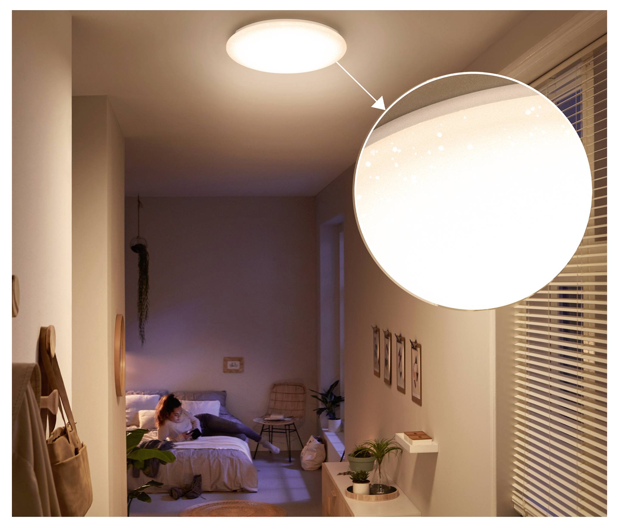 Dunkles Schlafzimmer, das vom Flur aus zu sehen ist, mit einer leuchtenden Deckenleuchte, die in einer vergrößerten Einfügung oben rechts hervorgehoben ist.