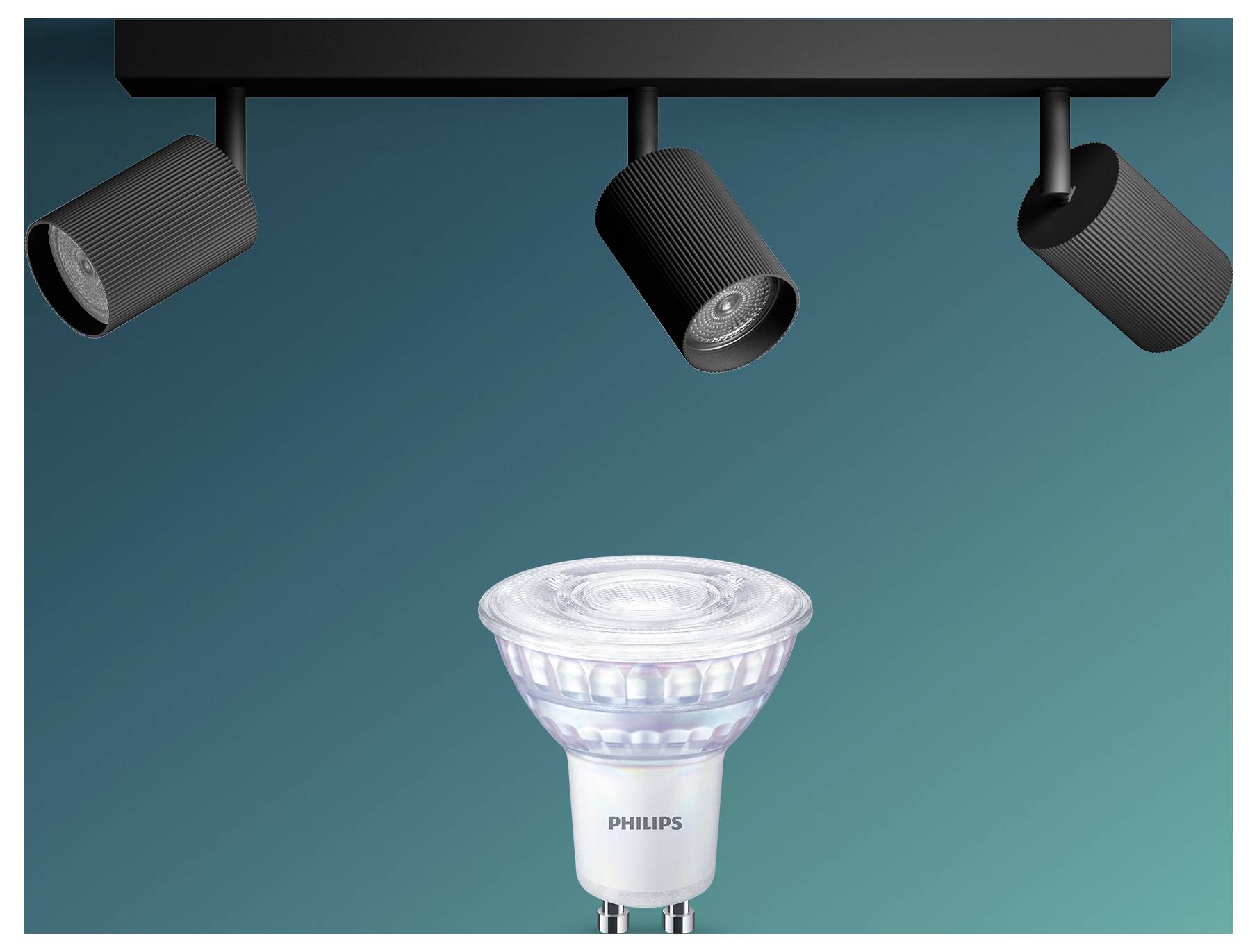 Philips LED-Spotlichtlampe, zentriert unter drei Deckenspotlights auf blaugrünem Hintergrund.
