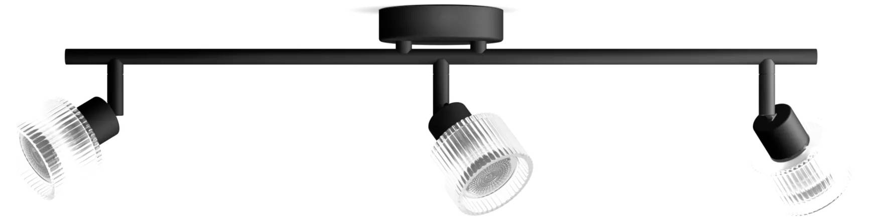 Schwarze Deckenmontageleiste mit drei verstellbaren Spotlights, zwei nach außen geneigt und eine nach unten hängend.