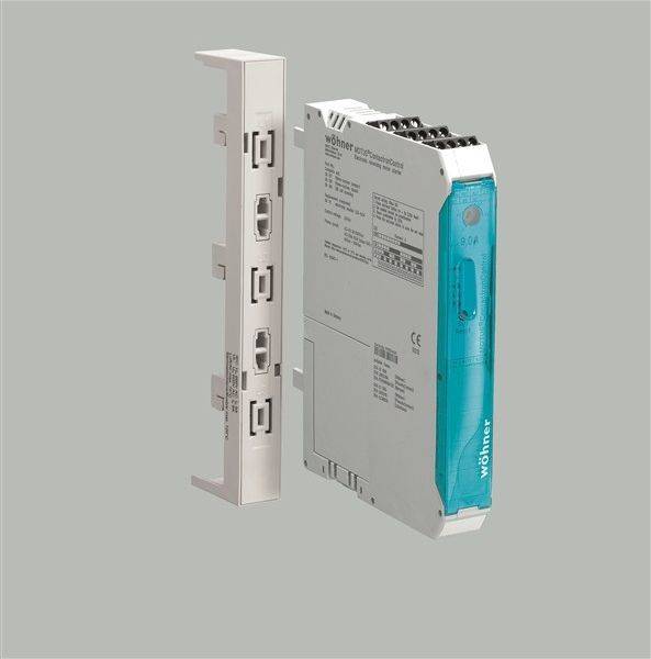 Industrielles elektronisches Modul mit abnehmbarem Frontstecker und blauer Wöhner-Endkappe, dargestellt vor einem einfachen grauen Hintergrund.