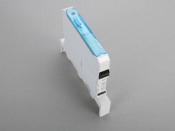 Weiße DIN-Schienen-Elektromodul mit transparentem blauem Deckel und vorderen Anschlussöffnungen, isoliert auf grauem Hintergrund dargestellt.