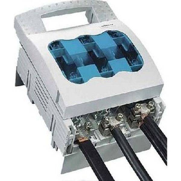 Industrielles Elektroklemmenblock mit transparentem blauem Deckel und drei angeschlossenen schwarzen Stromkabeln.