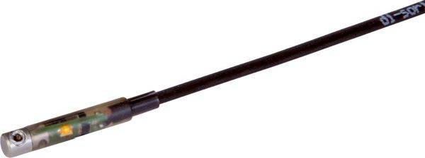 Ein langer schwarzer Stab mit einem kleinen zylindrischen Gerät oder Sensor am linken Ende, gezeigt auf einem schlichten weißen Hintergrund.
