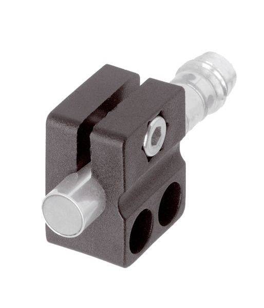 Schwarze Metallschlauchschelle oder ein Verbinder mit einer Seitenschraube und zwei silbernen zylindrischen Verschraubungen auf weißem Hintergrund.