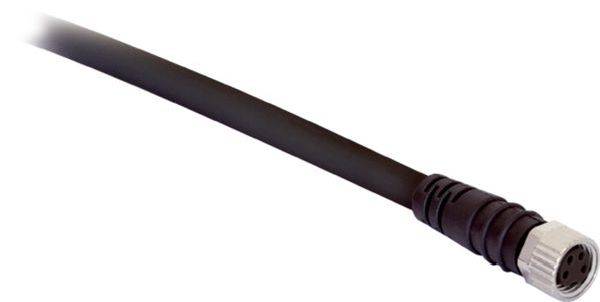 Schwarzes Kabel mit einem runden Metallstecker auf einem Ende, diagonal auf weißem Hintergrund dargestellt.