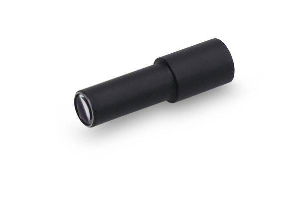 Schwarze zylindrische Taschenlampen-Linsenaufsatz oder monokulares Gerät isoliert auf weißem Hintergrund.