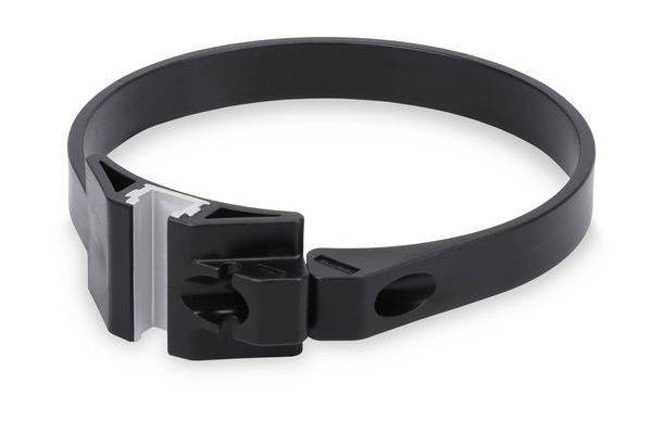 Schwarzes verstellbares Kunststoffhalsband oder Riemen mit Schnellverschlussverschluss, gezeigt auf weißem Hintergrund.