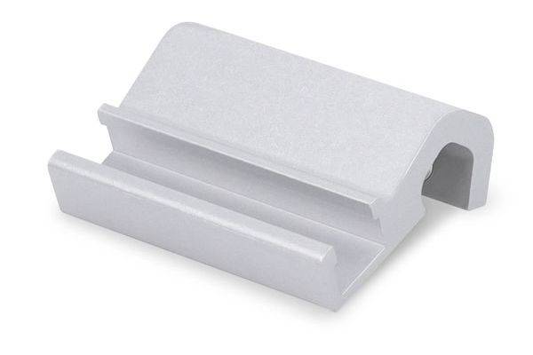 Weißes Kunststoff-Kabelkanal-Abdeckung mit klappbarem, gebogenem Deckel und offener Basis, dargestellt auf schlicht weißem Hintergrund.
