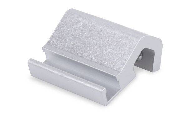 Metallklammer oder -halterung aus Silber mit gekrümmter Oberseite und offenem Schlitz, isoliert auf weißem Hintergrund dargestellt.