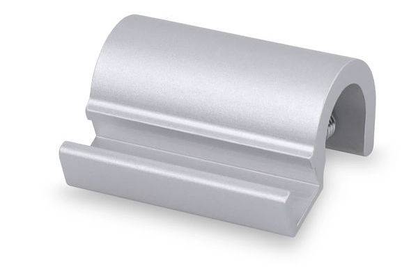 Metallklammer oder Klemme aus Silber mit gekrümmtem Oberteil und flacher Vorderlippe, dargestellt auf weißem Hintergrund.