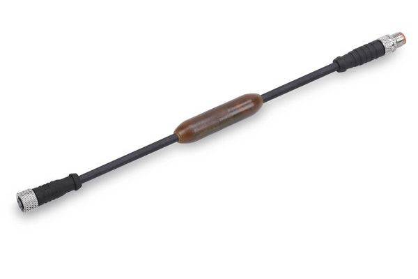 Langes schwarzes Kabel mit Metallsteckern und braunem Mittegriff, auf weißem Hintergrund dargestellt.