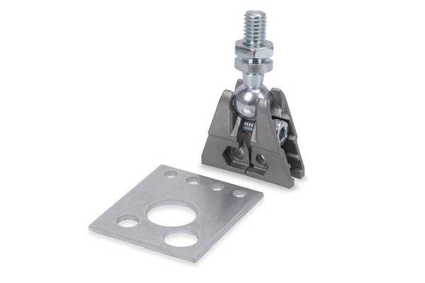 Eine verstellbare Metall-Befestigungsklemme mit Gewindeschraube, dargestellt neben einer flachen perforierten Metallplatte auf weißem Hintergrund.