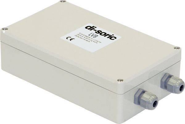 Eine beige rechteckige elektrische Verteilerdose mit zwei Kabelverschraubungen und einem 