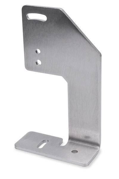 Eine gebürstete Metallwinkelhalterung in L-Form mit zwei Schlitzbohrungen und zwei runden Bohrungen, gezeigt auf weißem Hintergrund.