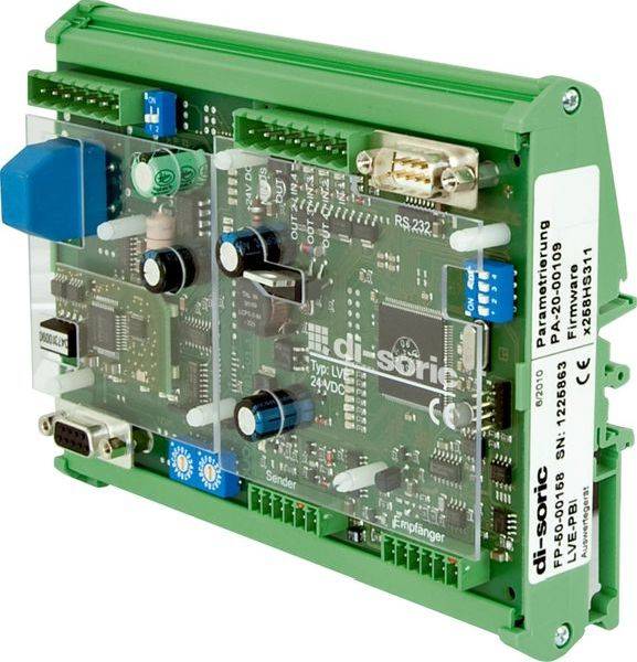 Grünes Industrie-Elektroniksteuermodul mit Leiterplatte, Steckverbindern und transparenter Schutzabdeckung.
