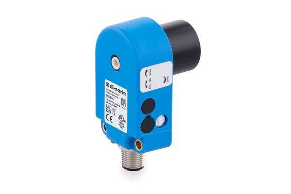 Blauer Industrie-Sensor oder -Schalter mit schwarzem zylindrischem Hinterverbinder und gewinde-MetallMontagesockel auf weißem Hintergrund.
