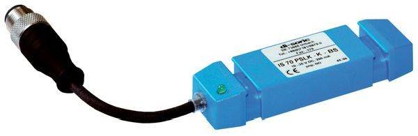 Blauer inline-Stromsensor oder -stecker mit schwarzem Kabel und silberner Gewindesteckverbindung auf weißem Hintergrund.