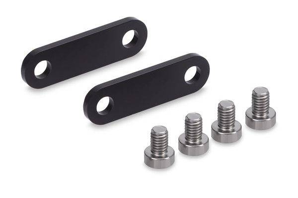 Zwei schwarze Kunststoff-Verbindungsplatten mit Löchern und vier Metallschrauben auf weißem Hintergrund.