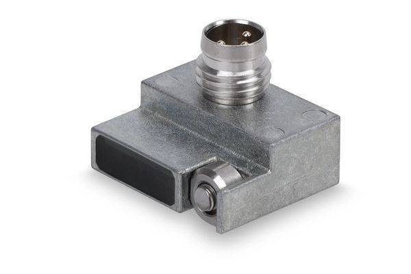 Metallischer Industriewinkelverbinder mit gewindelocher Rundöffnung und rechteckiger Buchse auf weißem Hintergrund.