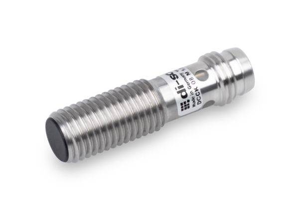Ein gewindeter zylindrischer Metallsensor mit schwarzer Sensorfläche und Etikett, isoliert auf weißem Hintergrund dargestellt.