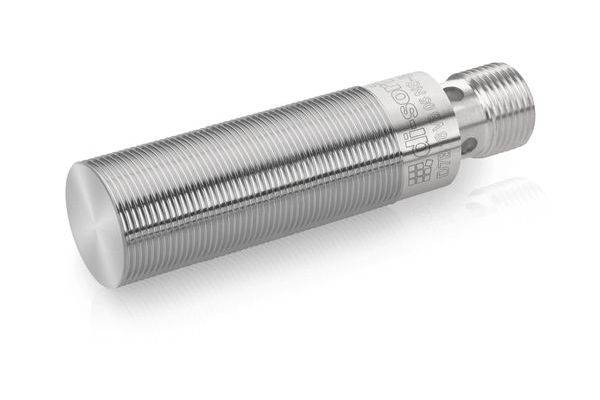 Zylindrischer versilberter Gewinde-Metallsensor oder industrieller Näherungsschalter auf weißem Hintergrund dargestellt.