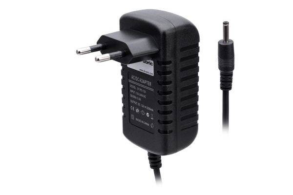 Schwarzer Stromadapter mit europäischem Zwei-Pol-Stecker und Hohlstecker-Kabel auf weißem Hintergrund.