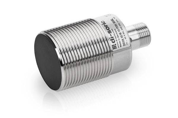 Zylindrischer Gewinde-Metallsensor mit schwarzer Messfläche, auf weißem Hintergrund dargestellt.