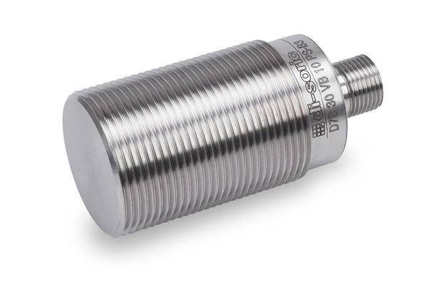 Zylindrischer Gewinde-Metallnäherungssensor mit flacher Sensorfläche und Steckerende.