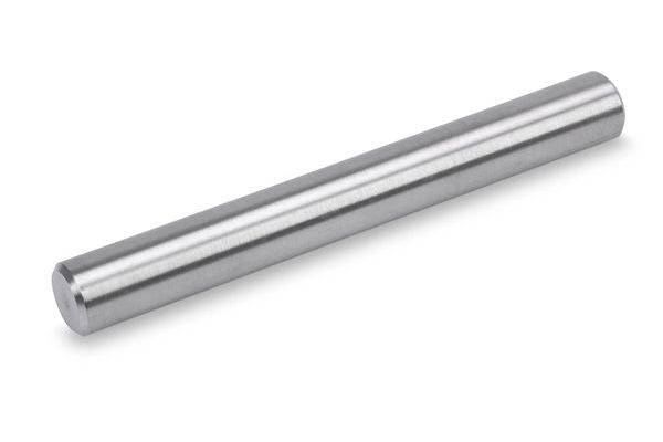 Ein glänzender zylindrischer Metallstab, der diagonal auf weißem Hintergrund liegt.