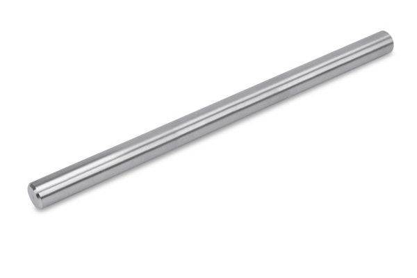 Ein langer zylindrischer Metallstab oder eine Welle mit polierter Silberoberfläche auf weißem Hintergrund.