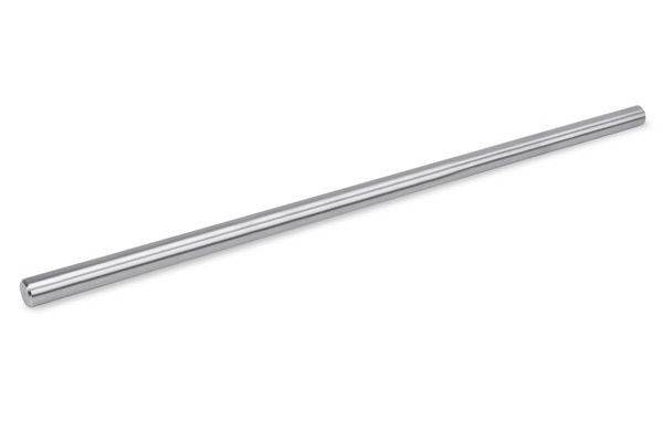Ein langer zylindrischer Metallstab oder ein Metallrohr, das diagonal auf einem weißen Hintergrund liegt.