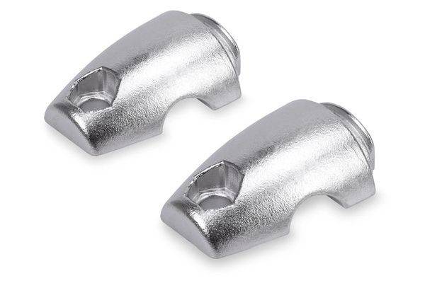 Zwei silberne Metallkeilklemmen oder Befestigungselemente auf weißem Hintergrund gezeigt.