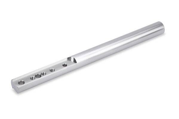Zylindrischer Aluminiummetallstab mit flachem Ende mit mehreren gebohrten Löchern, gezeigt auf weißem Hintergrund.