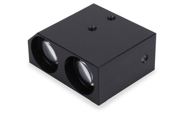 Schwarzes rechteckiges Dual-Linsen-Optikmodul mit zwei frontseitig angebrachten Glaselementen und Befestigungslöchern oben und an der Seite.