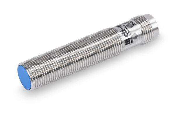Zylindrischer Gewinde-Metallsensor mit blauer Endkappe, dargestellt auf weißem Hintergrund.