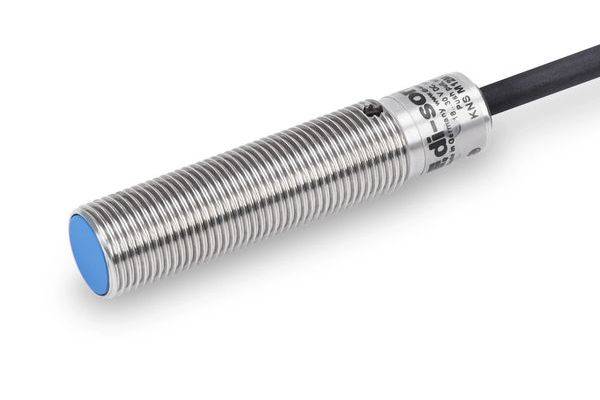 Zylindrischer Gewindemetallsensor mit blauer Sensorfläche und angeschlossenem schwarzem Kabel, gezeigt auf weißem Hintergrund.