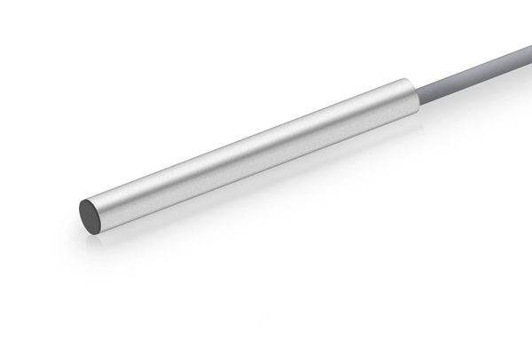 Eine silberne zylindrische Metallsonde, die an ein graues Kabel angeschlossen ist, vor weißem Hintergrund dargestellt.
