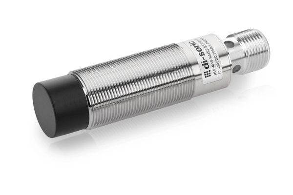 Zylindrischer Gewinde-Metallsensor mit schwarzem Gesicht und weißem Etikett, dargestellt auf weißem Hintergrund.