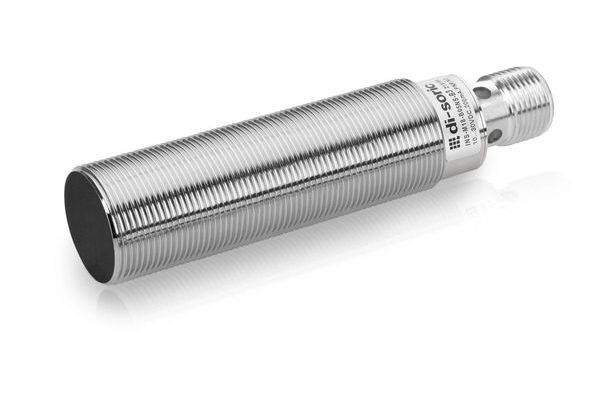 Zylindrischer Metallsensor mit Gewinde, schwarzer Sensorfläche und Steckerende, dargestellt auf weißem Hintergrund.