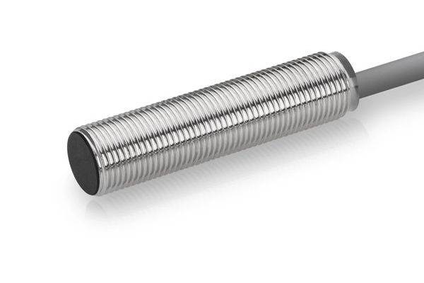 Nahaufnahme eines zylindrischen Metallsensors mit Gewinde und einem grauen Kabel, das sich von einem Ende auf weißem Hintergrund erstreckt.